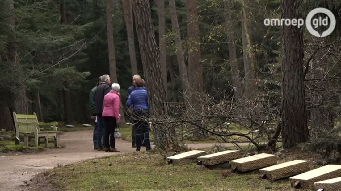 De drukste week van het jaar staat voor de deur voor de medewerkers van het Ereveld in Loenen. De komende dagen worden bijna 4000 graven schoongemaakt en moet alles in gereedheid worden gebracht voor de herdenkingen van volgende week.