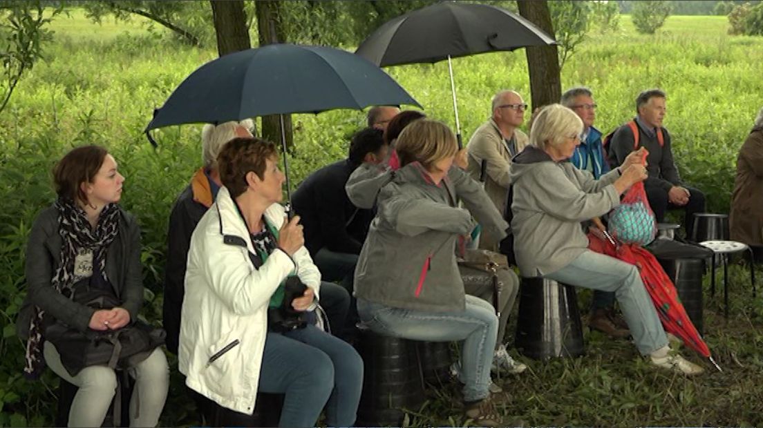 Bezoekers van Theater Over en Weer in Beuningen doen er goed aan regenkleding mee te nemen. De scenes worden namelijk allemaal in de buitenlucht gespeeld en het regent regelmatig.