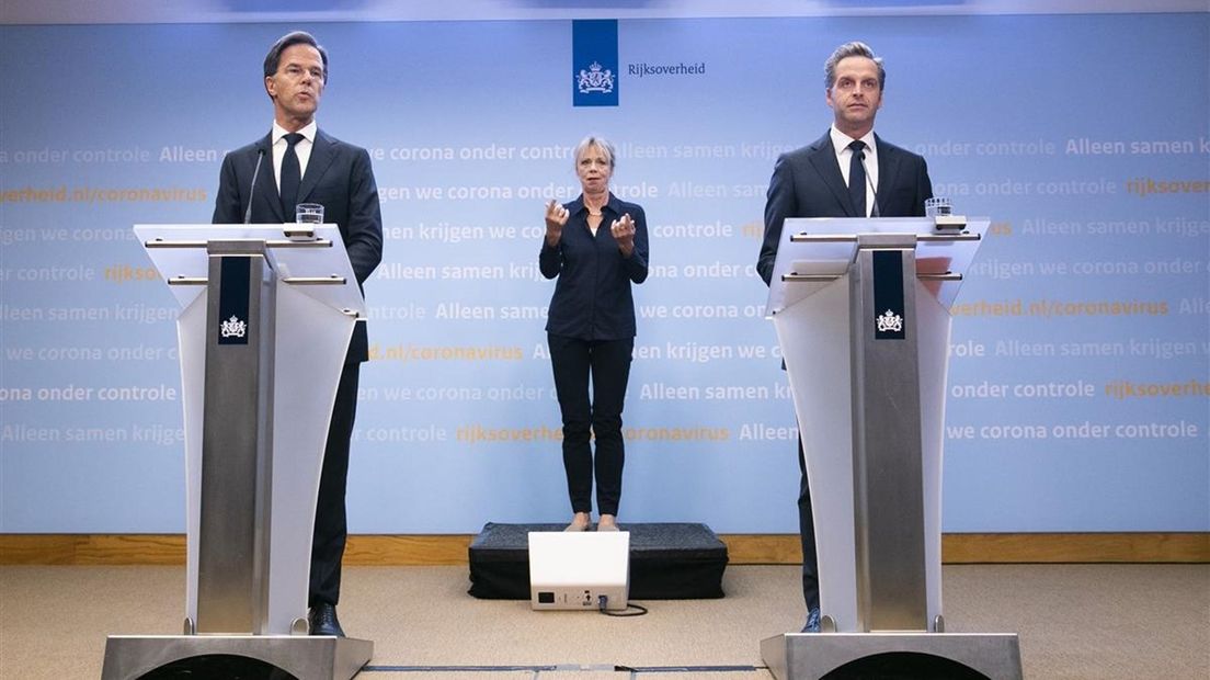 Premier Mark Rutte en minister Hugo de Jonge tijdens de persconferentie