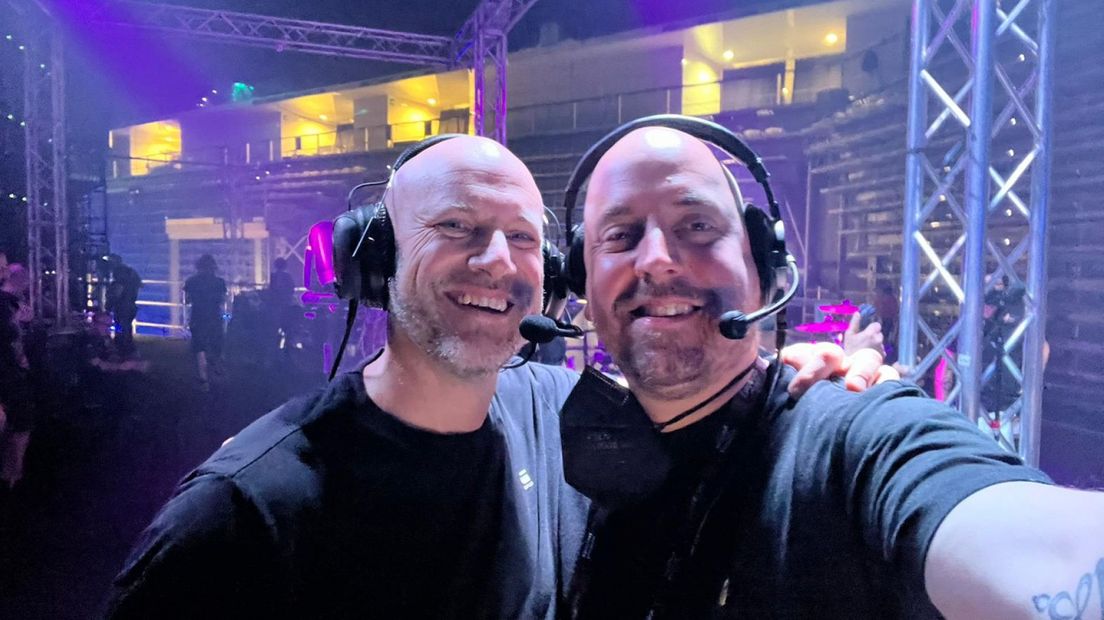 Joey Eswilder (rechts) met zijn collega Richard achter de schermen van het Eurovisie Songfestival