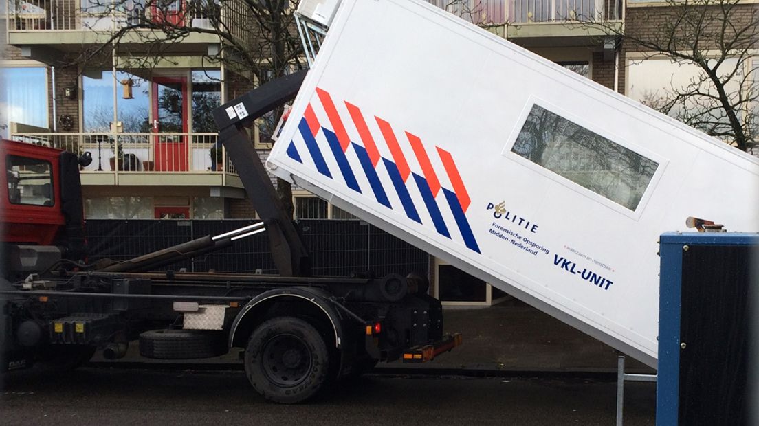 Onderzoek van de politie bij de woning van de verdachte in Overvecht.