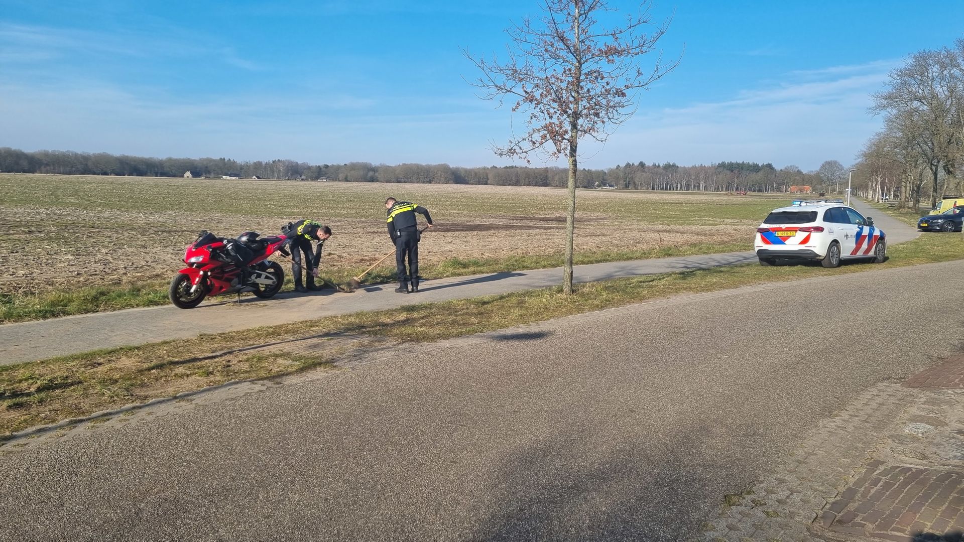 Motorrijder Vliegt Uit De Bocht In Ruinen En Raakt Twee Fietsers - RTV ...