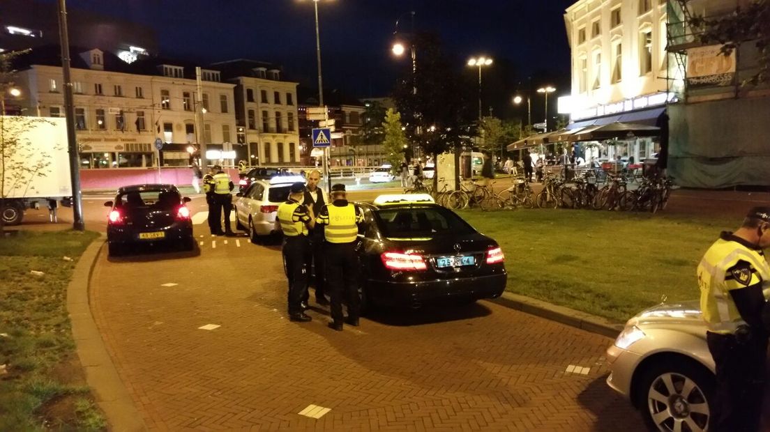 Politie houdt taxicontrole in Arnhem.