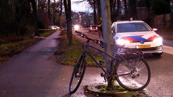 Jonge fietser zwaargewond naar ziekenhuis na aanrijding in Enschede. Jonge fietser zwaargewond naar ziekenhuis na aanrijding in Enschede.