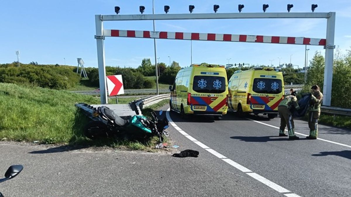 Motorrijder botst tegen vangrail A73 en raakt gewond