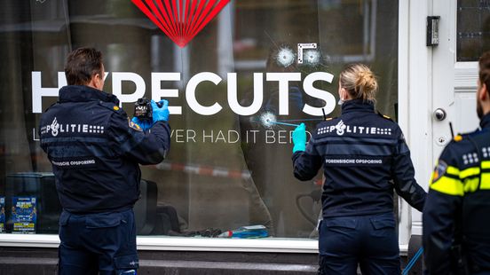 Kapperszaak beschoten, drie kogelgaten in ruit