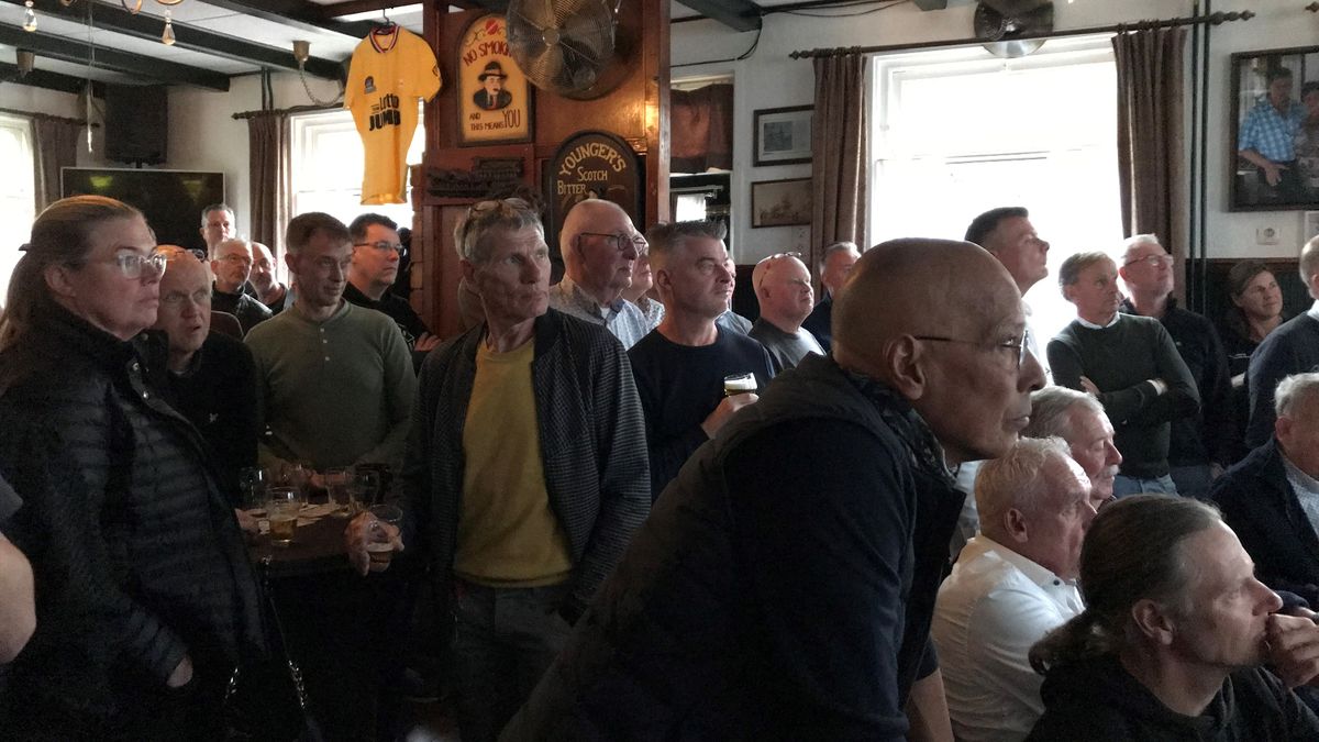 Wielerfans hangen aan lippen van Tom Dumoulin bij Wielerronde van Lexmond