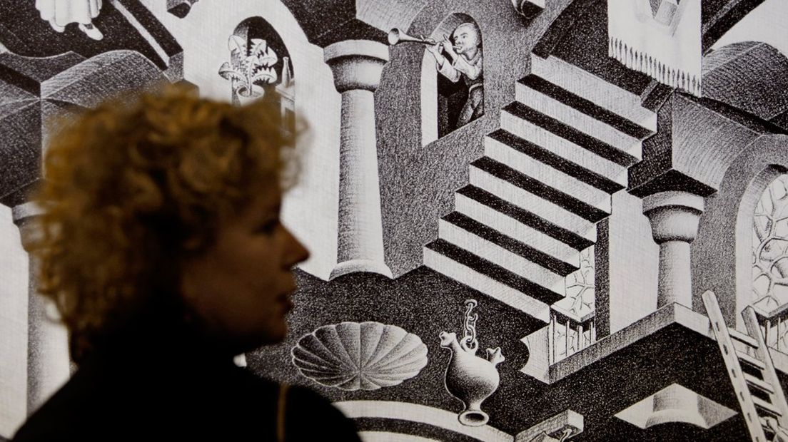 Bezoeker kijkt naar kunstwerk Escher