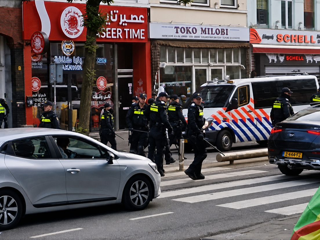 De politie op linie om Marokko-fans de West-Kruiskade af te drijven.