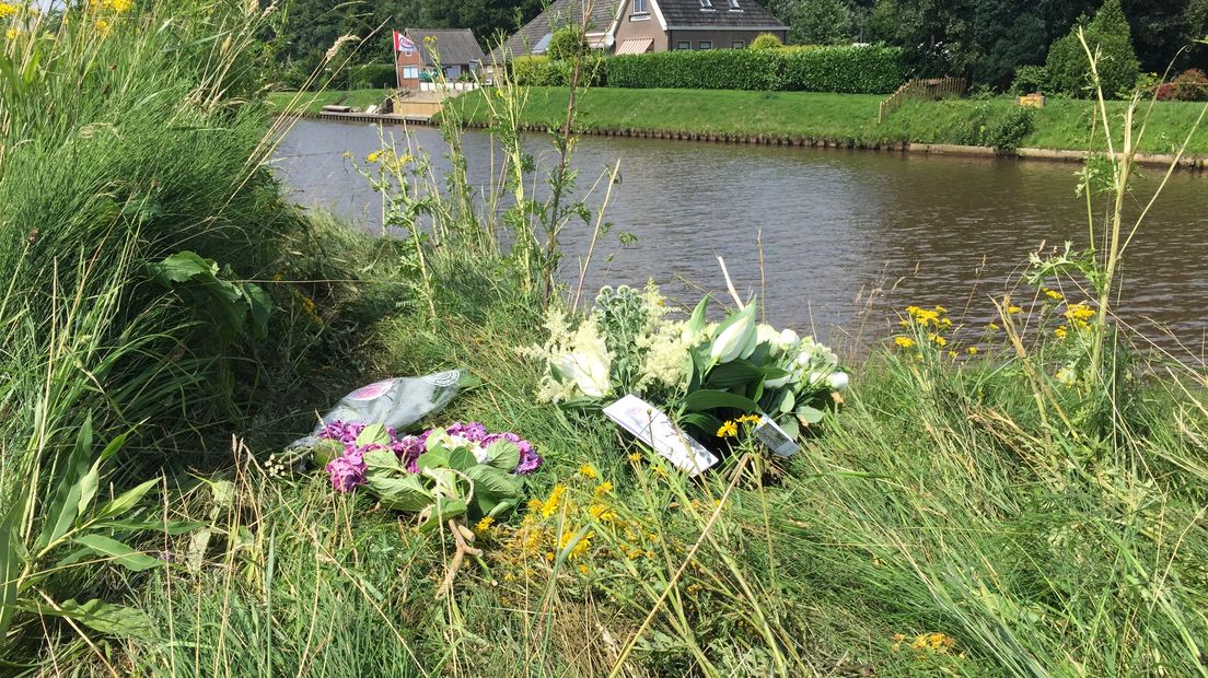 Bloemen bij de plek van het ongeluk (Rechten: RTV Drenthe Ronald Oostingh)