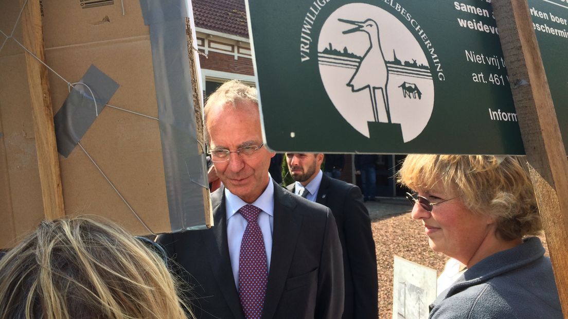 minister Henk Kamp in de Veenkoloniën (foto RTV Drenthe/Andries Ophof