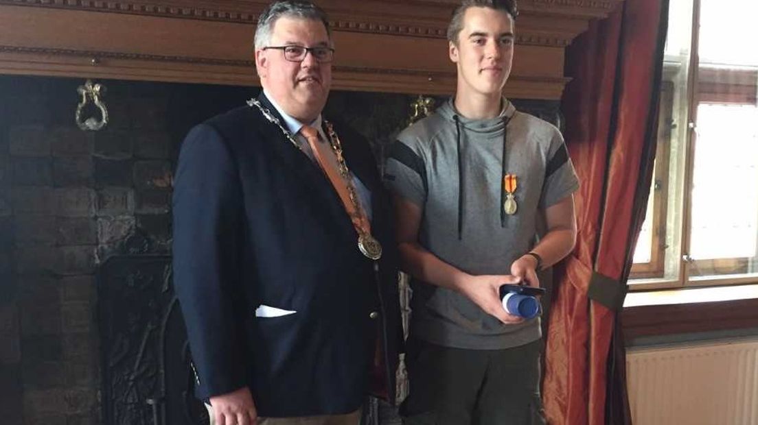 De 15-jarige Youri Uil heeft vrijdag een koninklijke onderscheiding gekregen. Op 18 mei redde hij het leven van een bejaarde vrouw die vast zat met haar scootmobiel bij een spoorwegovergang in Nijmegen.