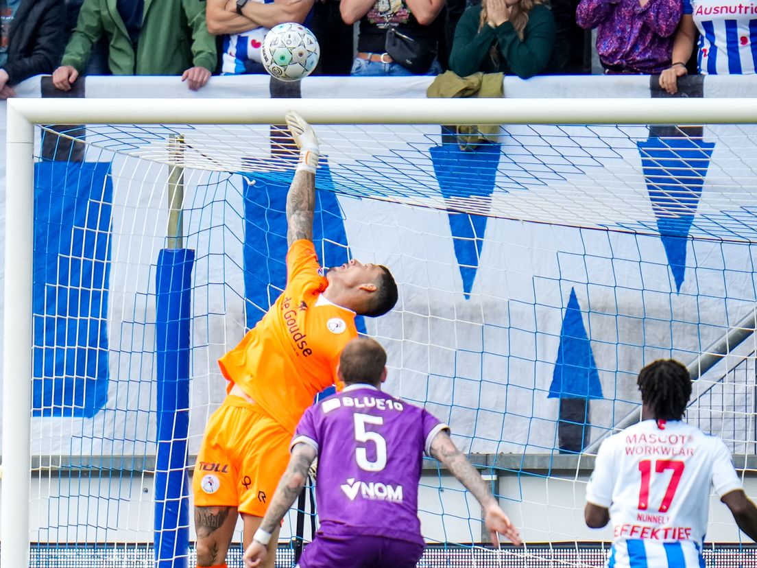 Keeper Nick Olij ranselt maar weer eens de bal uit het doel tijdens sc Heerenveen-Sparta
