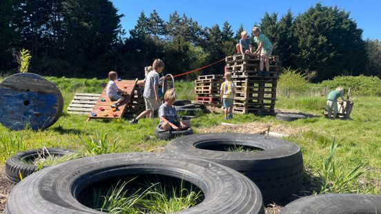 In de 'rommelspeeltuin' kunnen kinderen ongestoord hun gang gaan