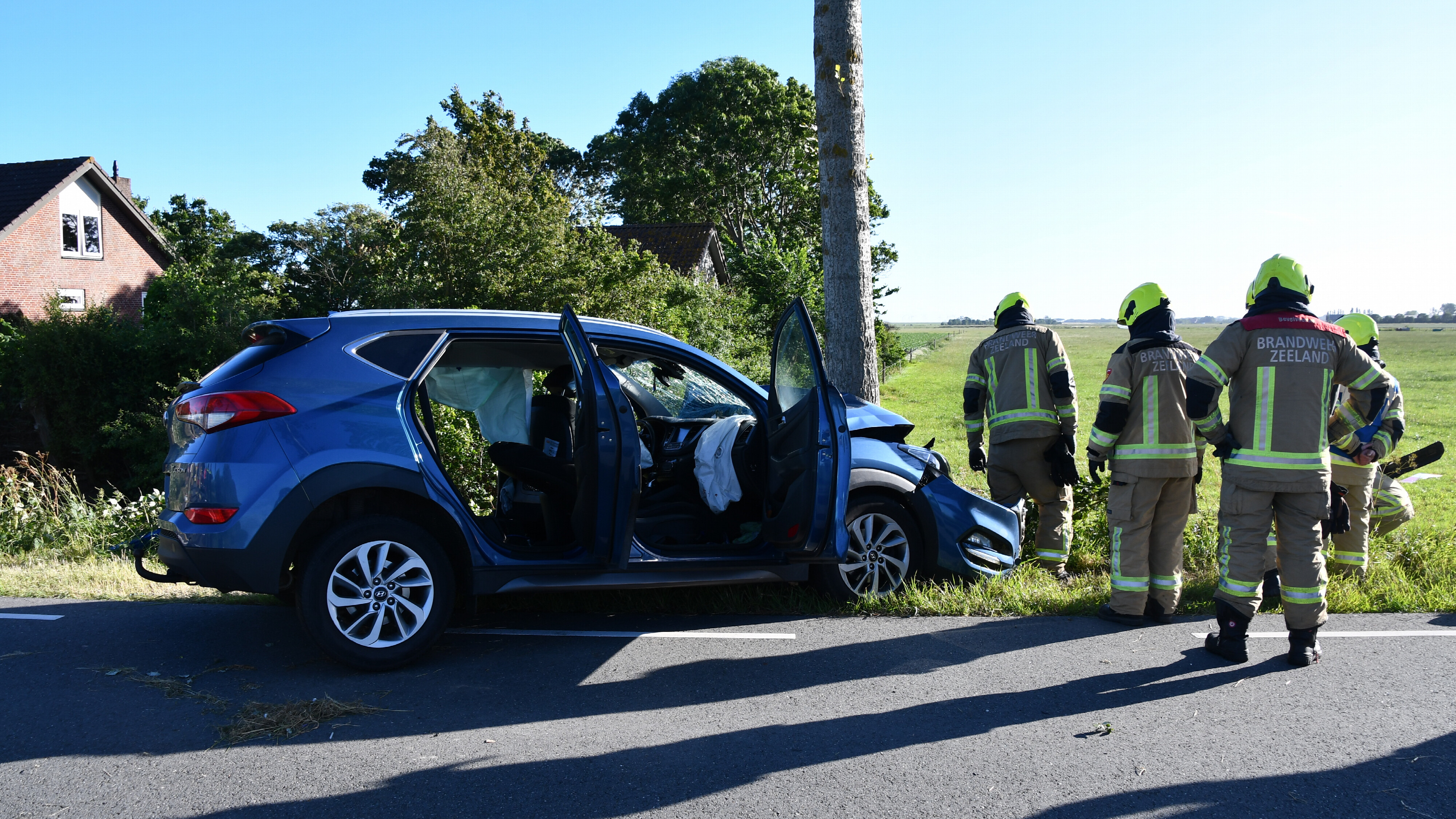 Hond overleden na botsing auto tegen boom bij Scharendijke, vier inzittenden bekneld geraakt