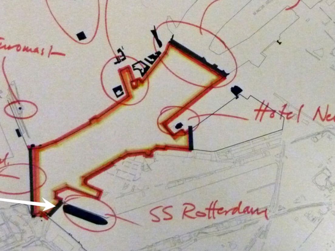 De veerpont vaart tussen de Maastunnel en vlak naast de SS Rotterdam op en neer