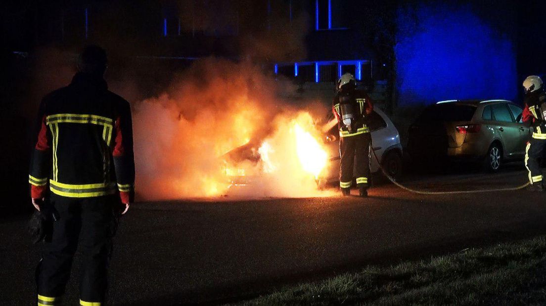 De brandweer kon niet voorkomen dat de auto uitbrandde (Rechten: Persbureau Meter)