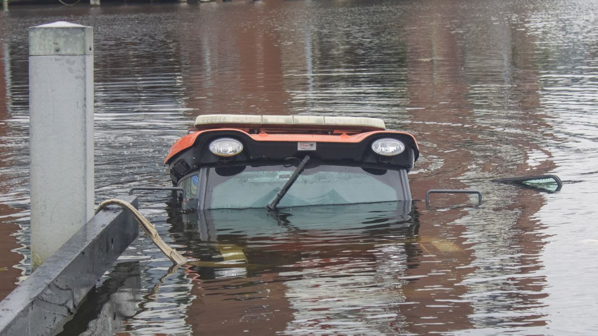 Trekker rolt het water in bij Sneek