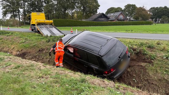 Auto belandt in sloot langs N303 bij Voorthuizen