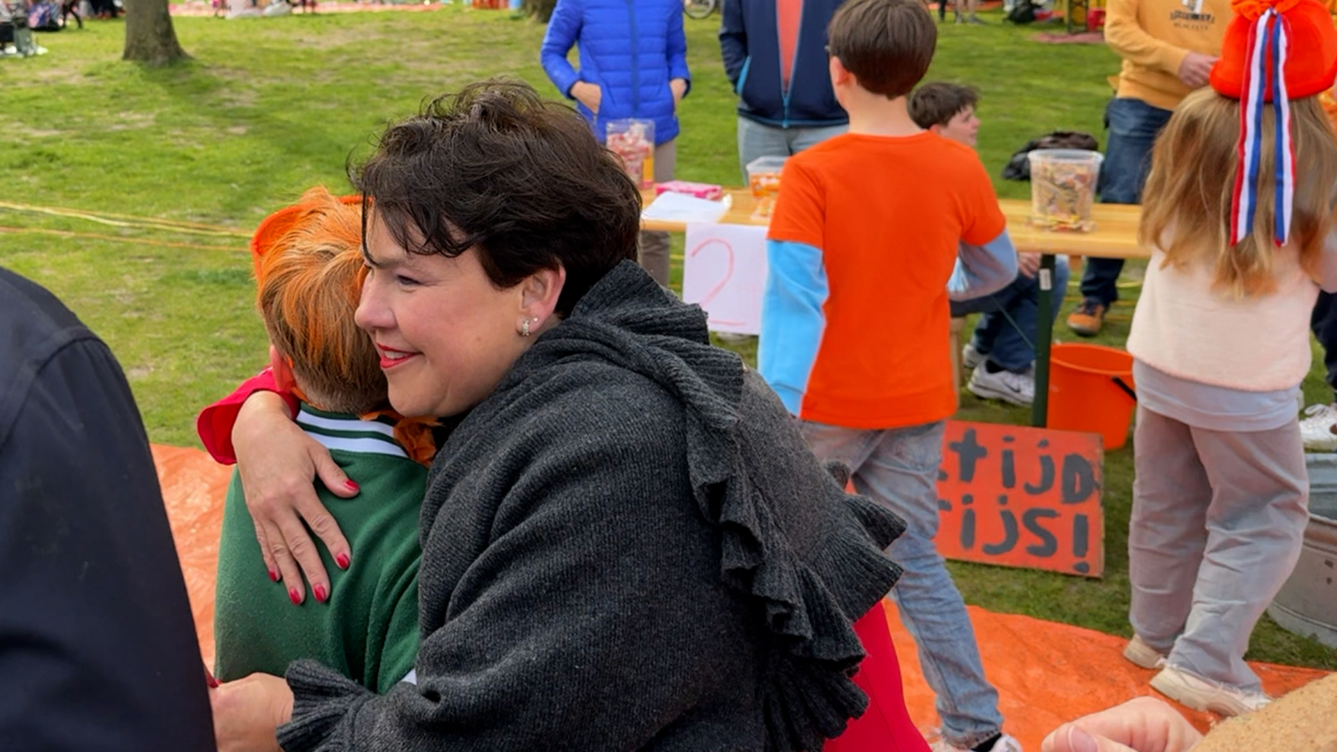 Burgemeester Sharon Dijksma racet langs oranjecomités: 'Het is één groot feest'