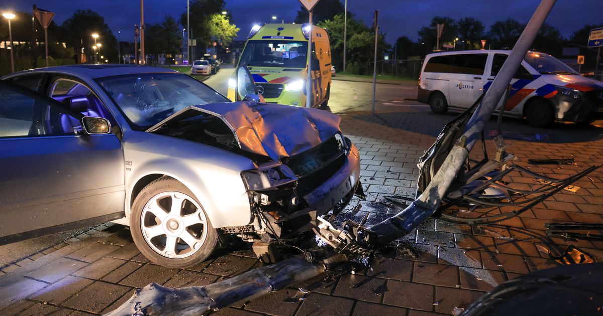 車が街灯柱に衝突 | 写真 街灯柱に衝突するクルーズ船の冷蔵庫のガス漏れ