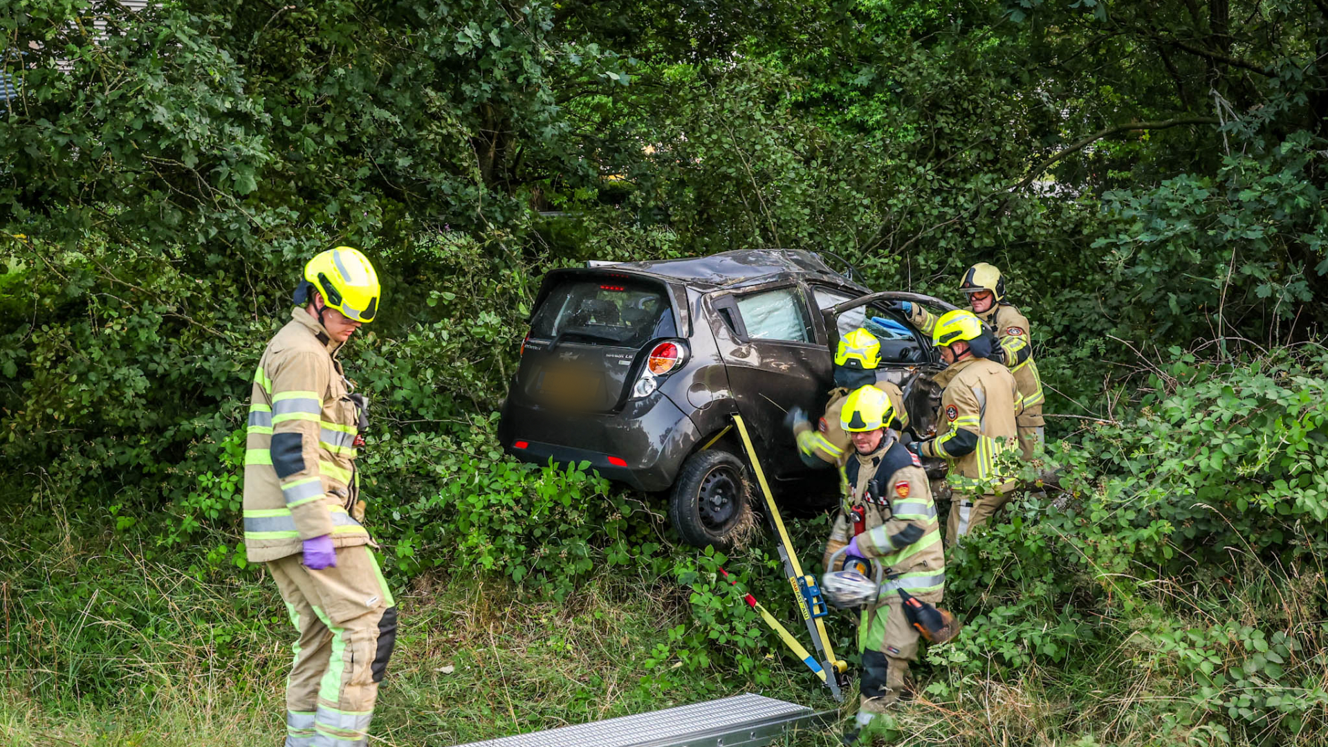 Auto vliegt uit bocht bij Amersfoort, 2 inzittenden naar het ziekenhuis