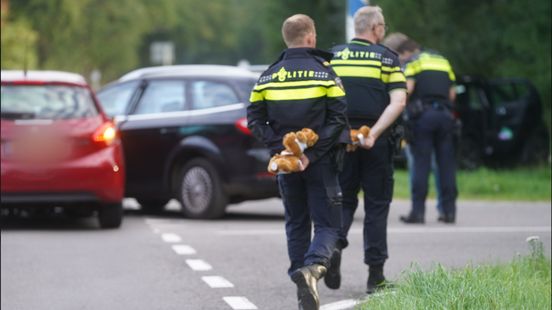 Politie deelt knuffelbeertjes uit na ongeval Home