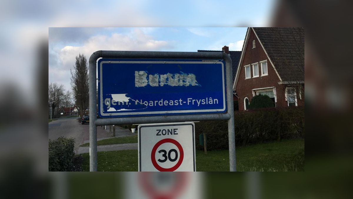 Nederlandse plaatsnamen in Noardeast-Fryslân uit komborden gekrast