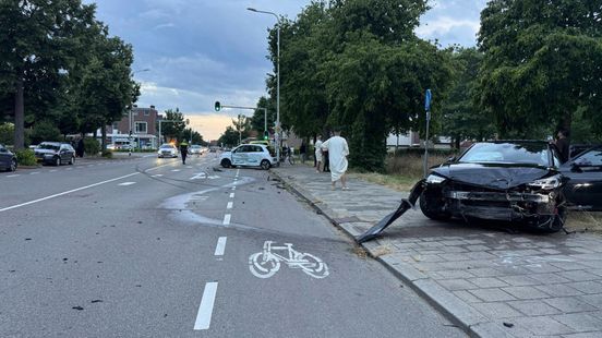 Audi botst tegen personenauto na toeteren