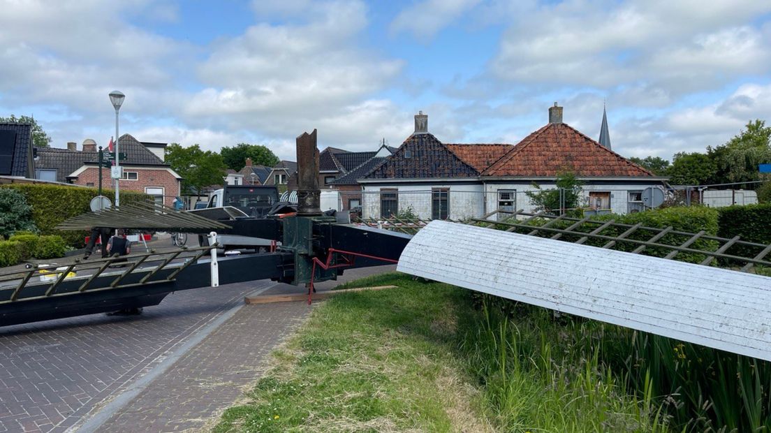 Het wiekenkruis ligt op het kruispunt naast de molen