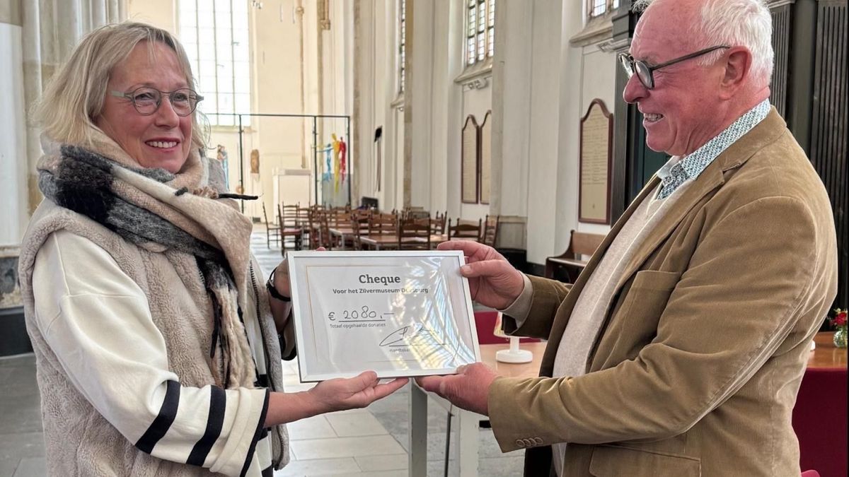 Oud-burgemeester schenkt Zilvermuseum ruim 2000 euro