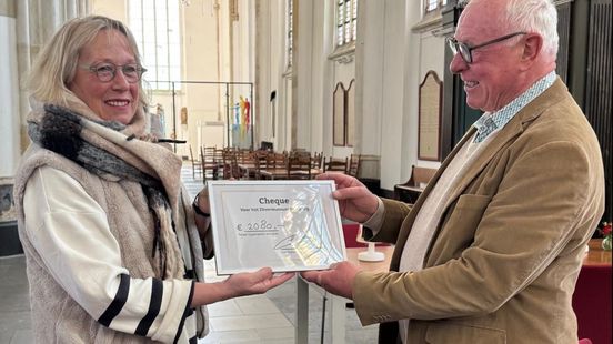 Oud-burgemeester schenkt Zilvermuseum ruim 2000 euro