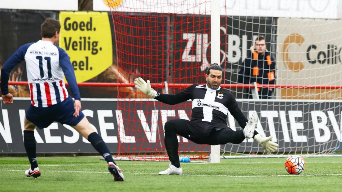 Excelsior Maassluis - Katwijk, Vincent van den Burg (l) schiet de 1-0 achter Atam Koroglu (r) 