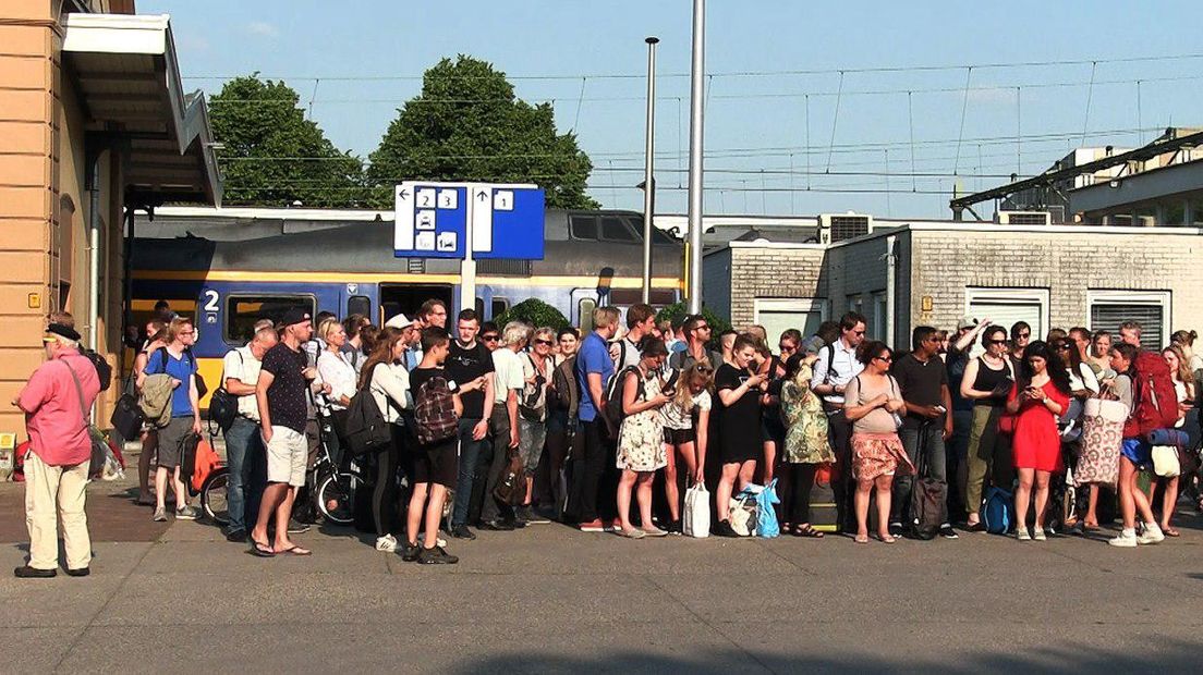 Drukte op station Meppel vanwege de stroomstoring in Zwolle (Rechten: Persbureau Meter)