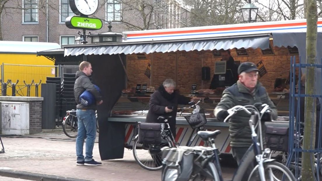 Het is behoorlijk koud op de weekmarkt in Assen. Marktkooplieden hebben maatregelen genomen tegen het koude weer (Rechten: RTV Drenthe/Robert Jansema)