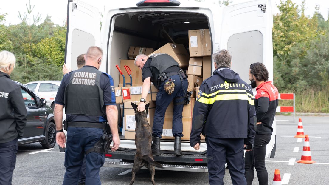 Controle van lading in kleine vrachtwagen