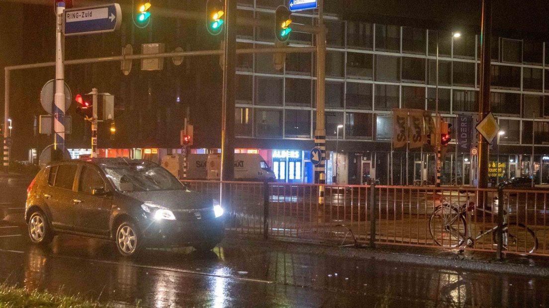 De auto en fiets raakten flink beschadigd