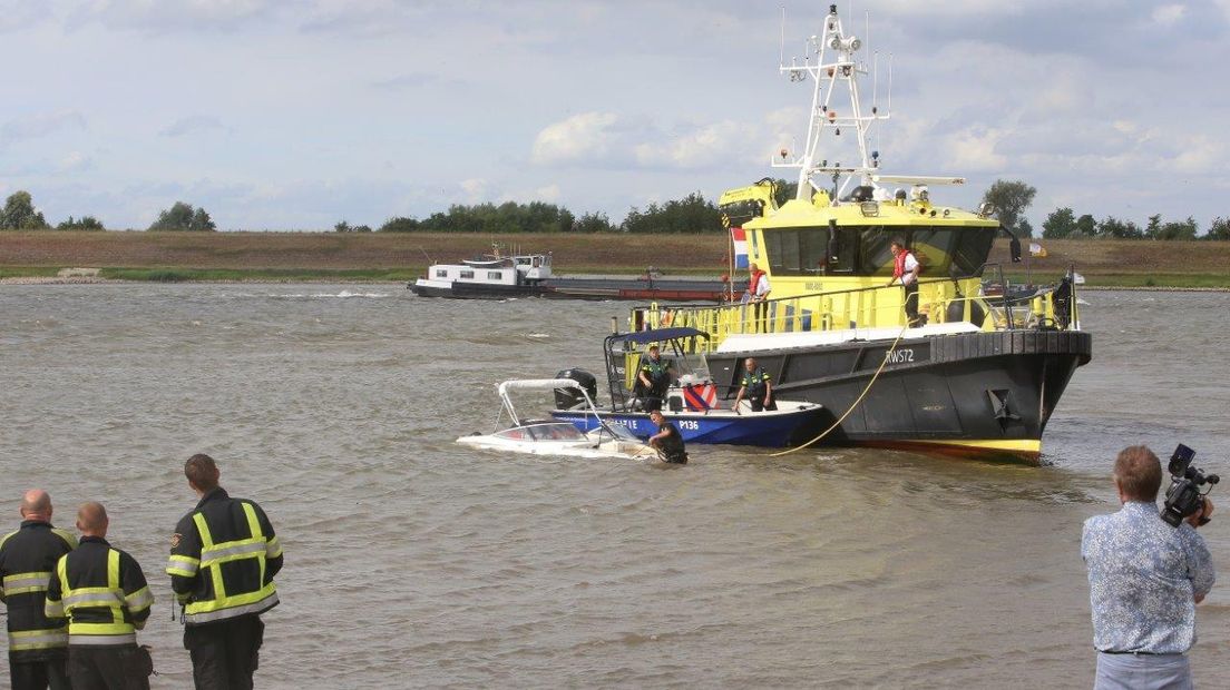 Op de Waal bij Nieuwaal zijn zondagmiddag vijf mensen te water geraakt. Hun speedboot liep vol met water door een golf.