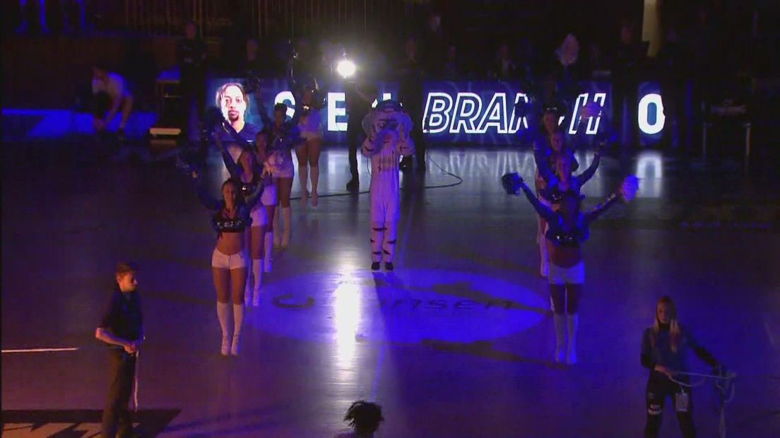 De cheerleaders zijn er klaar voor