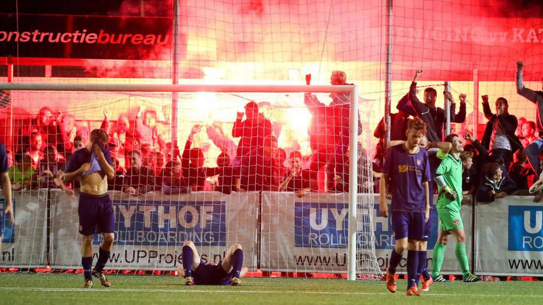 Spelers van Harkemase Boys balen na de 2-1; Katwijkse supporters vieren feest
