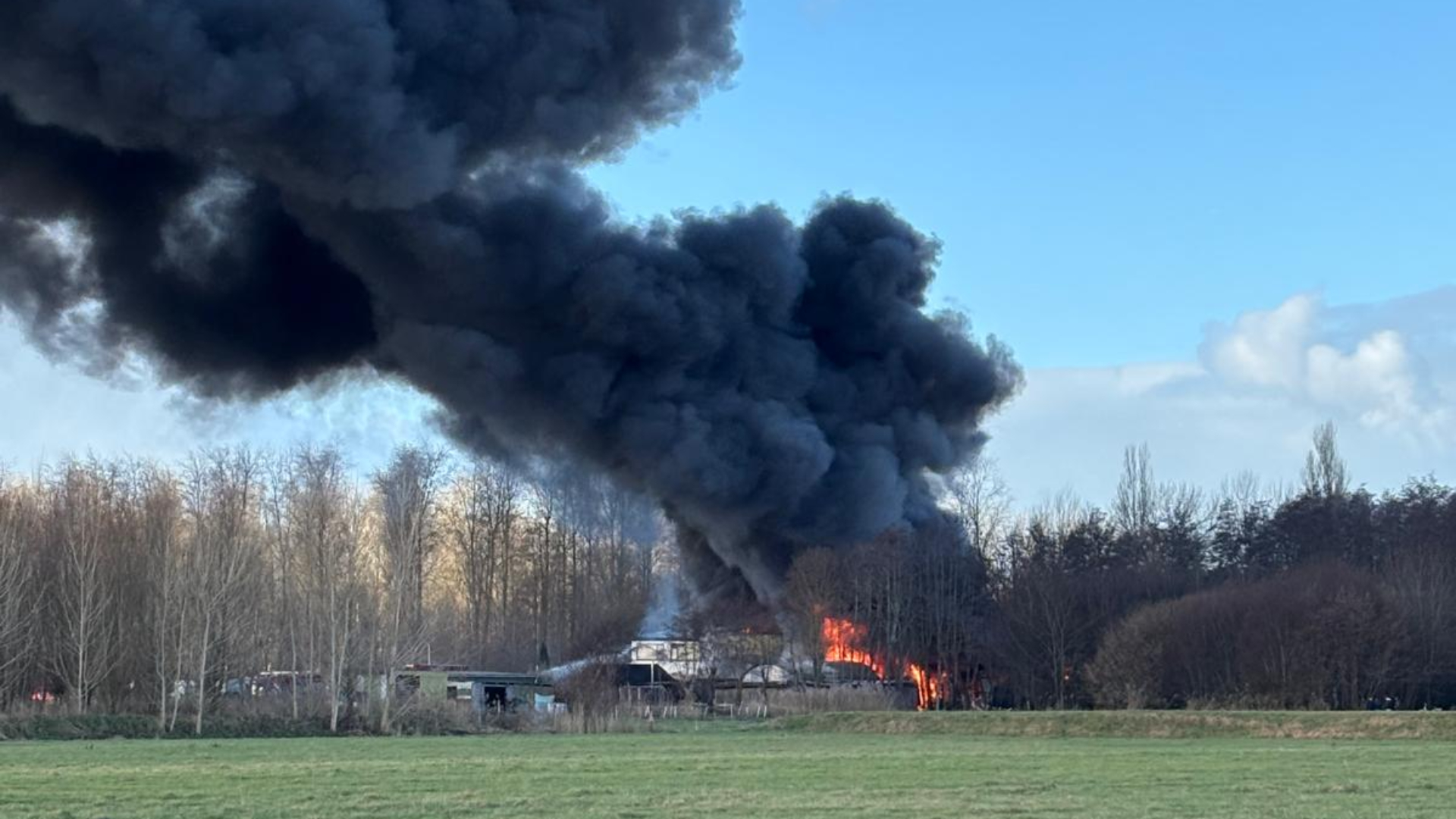 De vlammen slaan uit het pand aan de Bonseweg in Hellevoetsluis