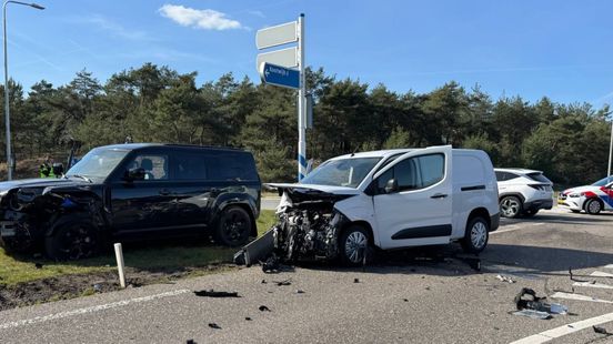 Auto botst met busje