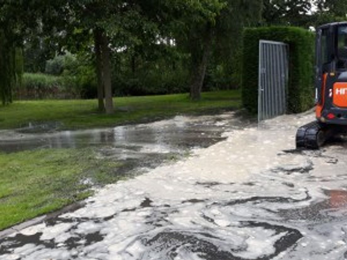 Persleidingbreuk in Krimpen aan den IJssel.