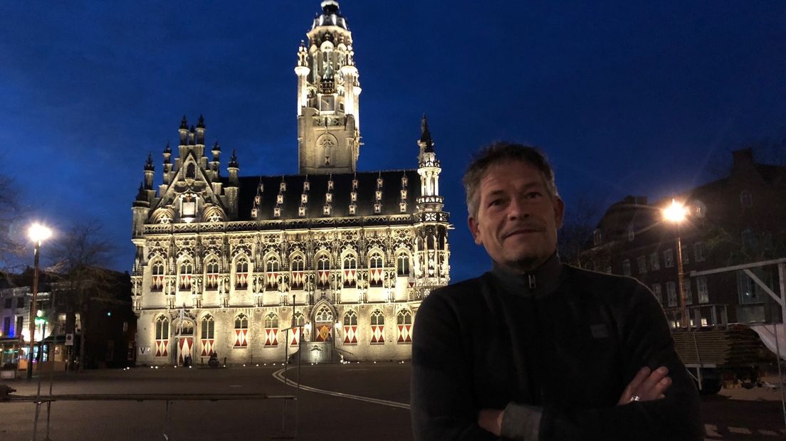 Jeroen Jans bij verlichte stadhuis in Middelburg