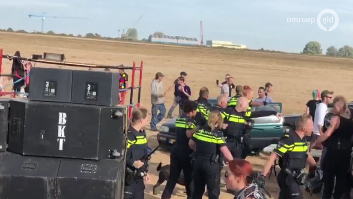Video: Zo grijpt politie in bij illegaal housefeest in Deest
