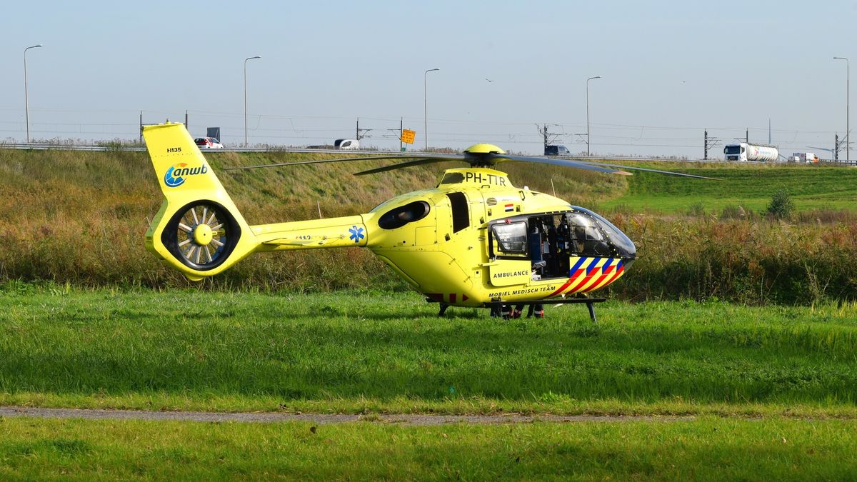 112 Nieuws: Fietser gewond na aanrijding met bestelbus in Schalkhaar | Traumahelikopter land bij Kam