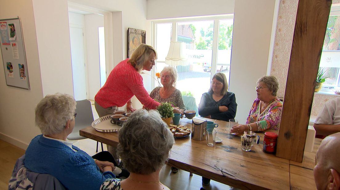 In het programma Angelique gaat buurtmaken bezoekt Angelique Krüger Perron16 in Voorthuizen