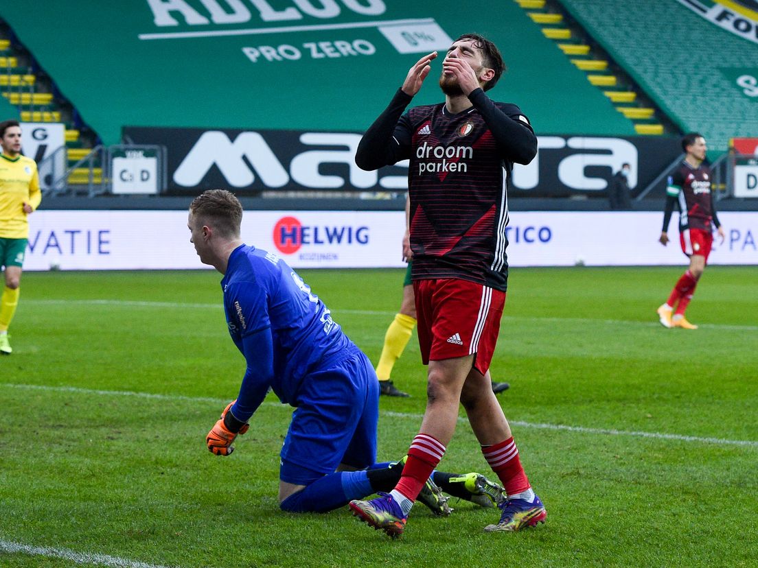 Orkun Kökcü, die bij Fortuna Sittard-Feyenoord rood kreeg, baalt na een gemiste kans (Bron: VK Sportphoto - Yannick Verhoeven)