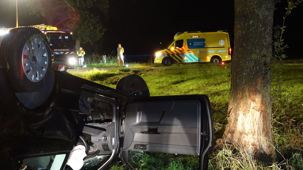 Auto ramt boom bij eenzijdig ongeluk in Lutten; twee inzittenden naar het ziekenhuis