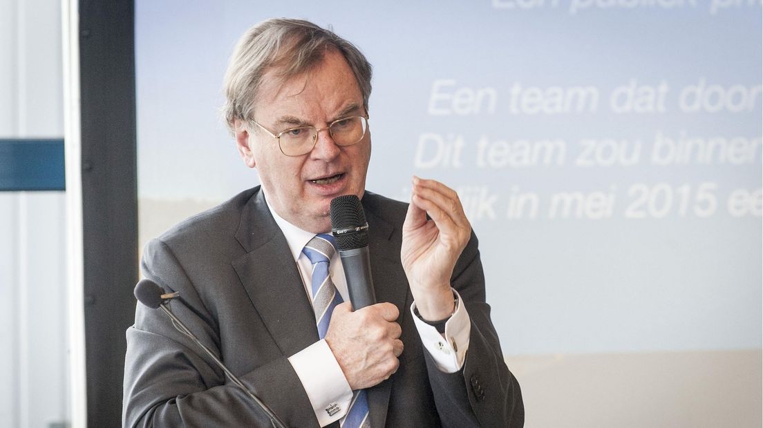 Wientjes tijdens presentatie rapport toekomst luchthaven
